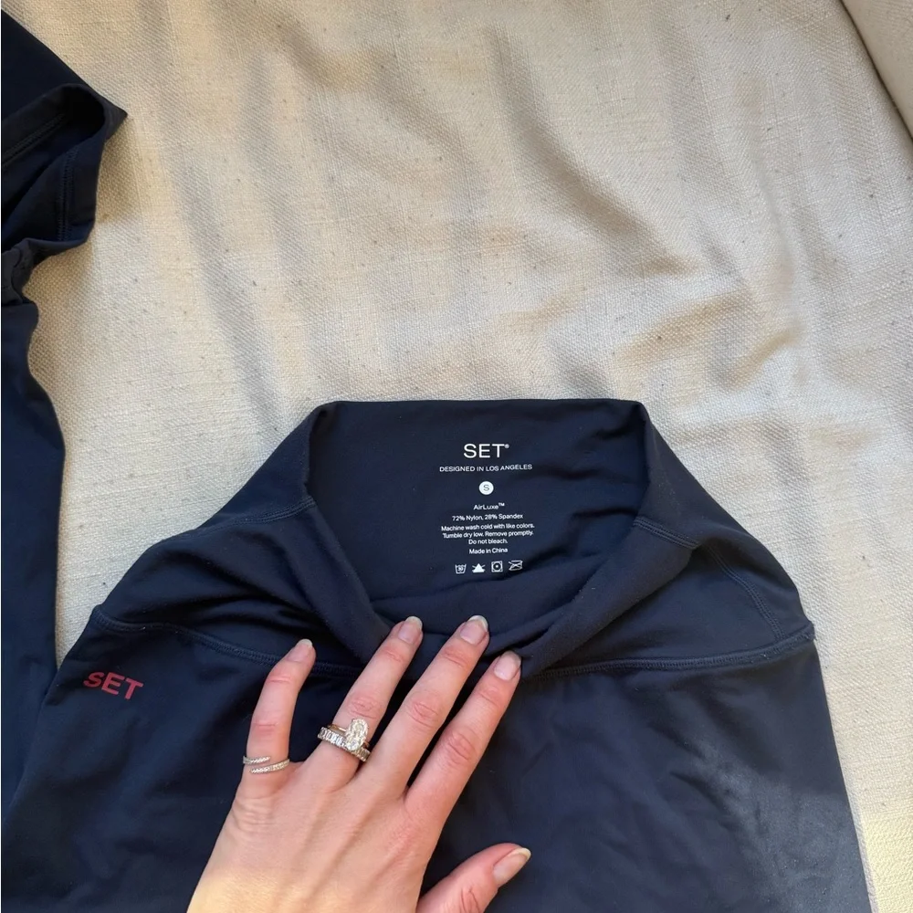 SET Active airluxe anchor shirt and biker shorts - Picture 4 of 6